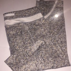 Lululemon capris inspire crop size 8 yoga fitness